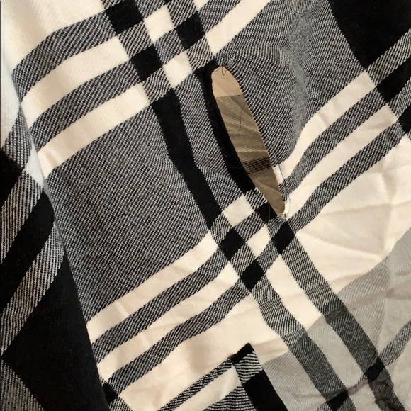 🟡 Black and White Plaid Shaw - Picture 4 of 5